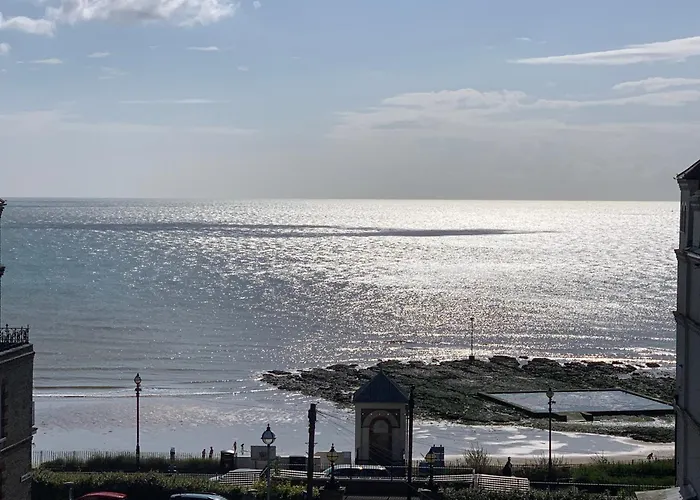 Central, Seaview Apartment, 3 Beds, 2 Baths, Kid & Dog Friendly At The Lookout Broadstairs