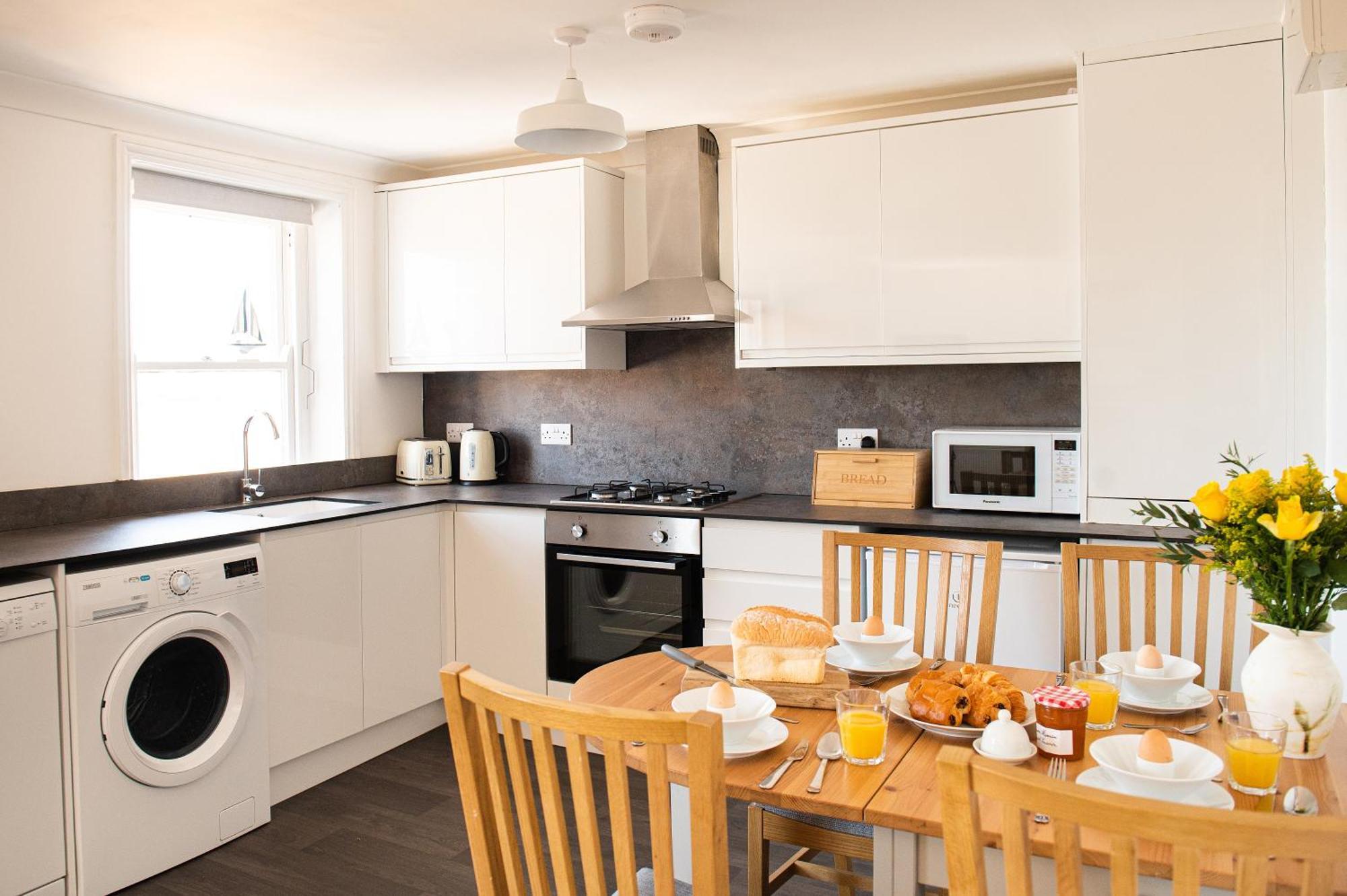 Central, Seaview Apartment, 3 Beds, 2 Baths, Kid & Dog Friendly At The Lookout * Broadstairs