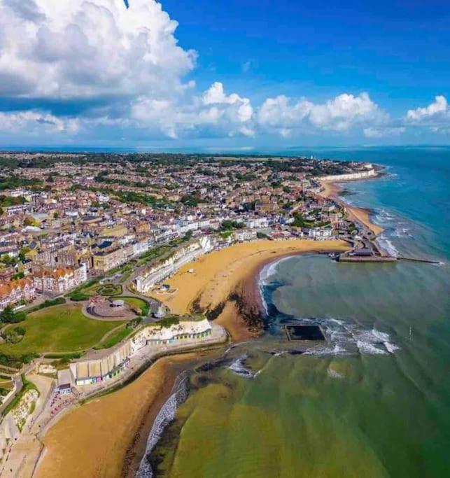 Central, Seaview Apartment, 3 Beds, 2 Baths, Kid & Dog Friendly At The Lookout * Broadstairs