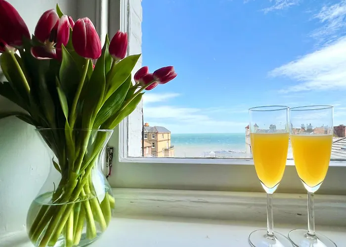 Central, Seaview Apartment, 3 Beds, 2 Baths, Kid & Dog Friendly At The Lookout Broadstairs