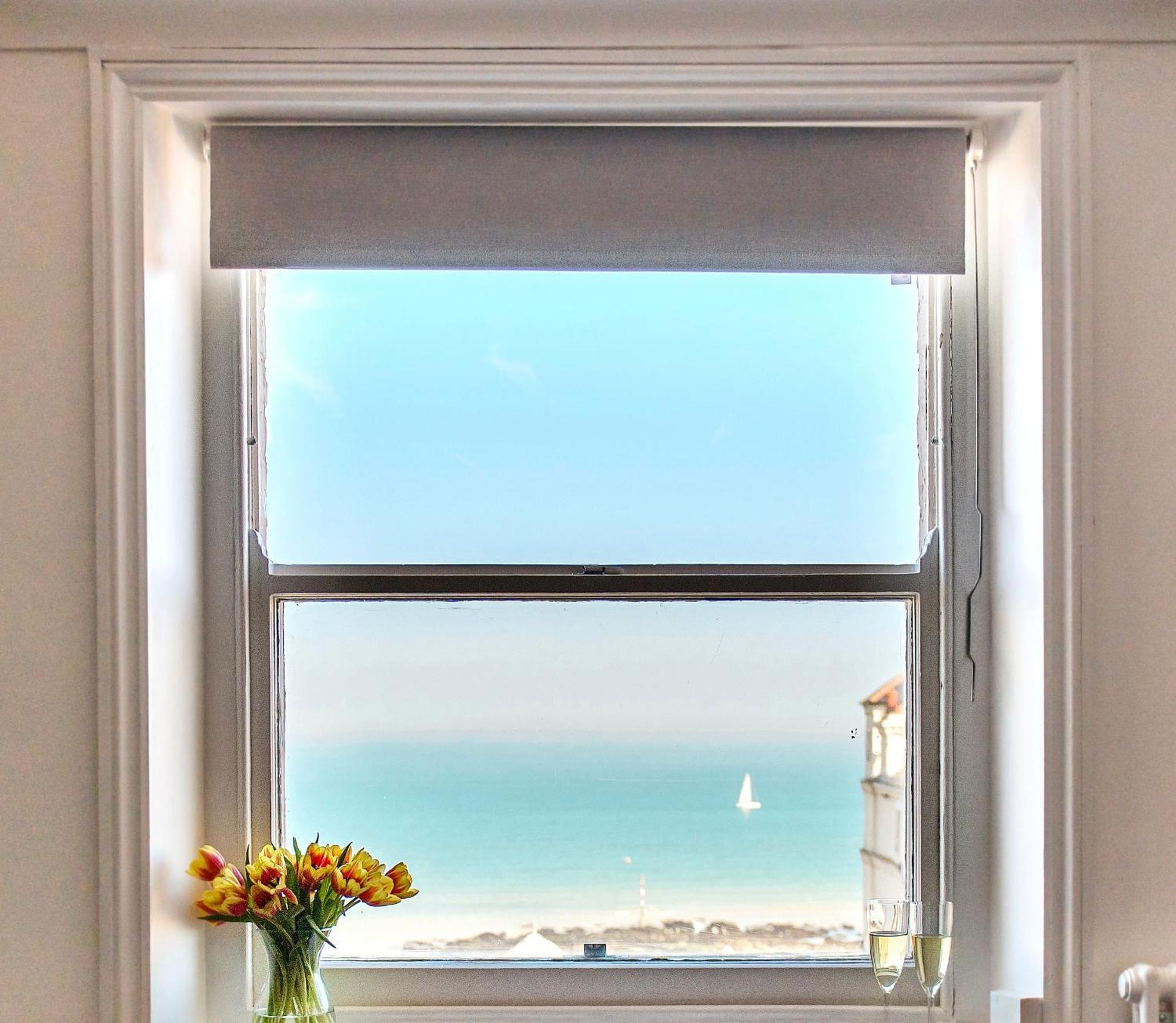 Central, Seaview Apartment, 3 Beds, 2 Baths, Kid & Dog Friendly At The Lookout Apartment Broadstairs