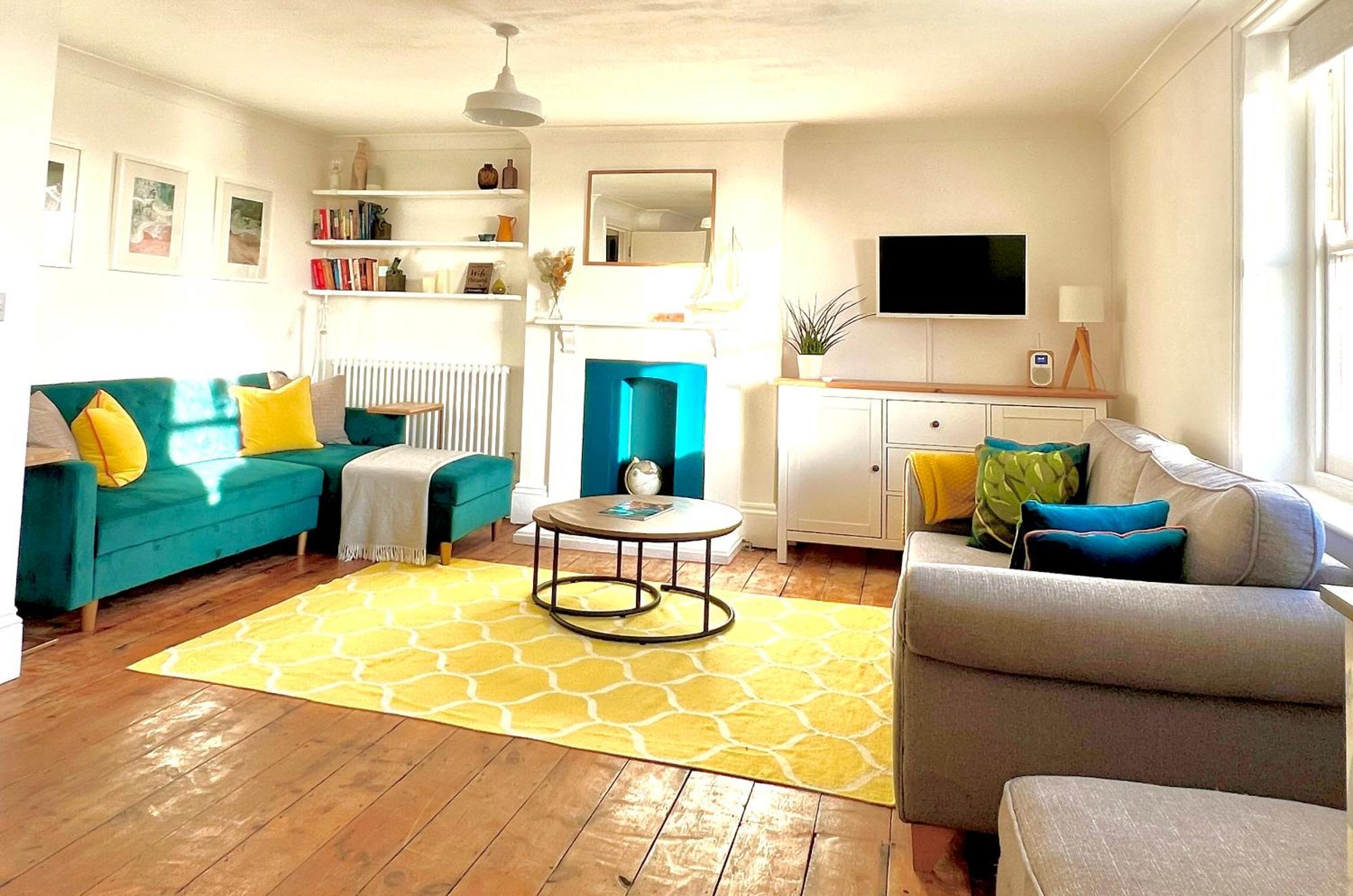 Central, Seaview Apartment, 3 Beds, 2 Baths, Kid & Dog Friendly At The Lookout Apartment Broadstairs