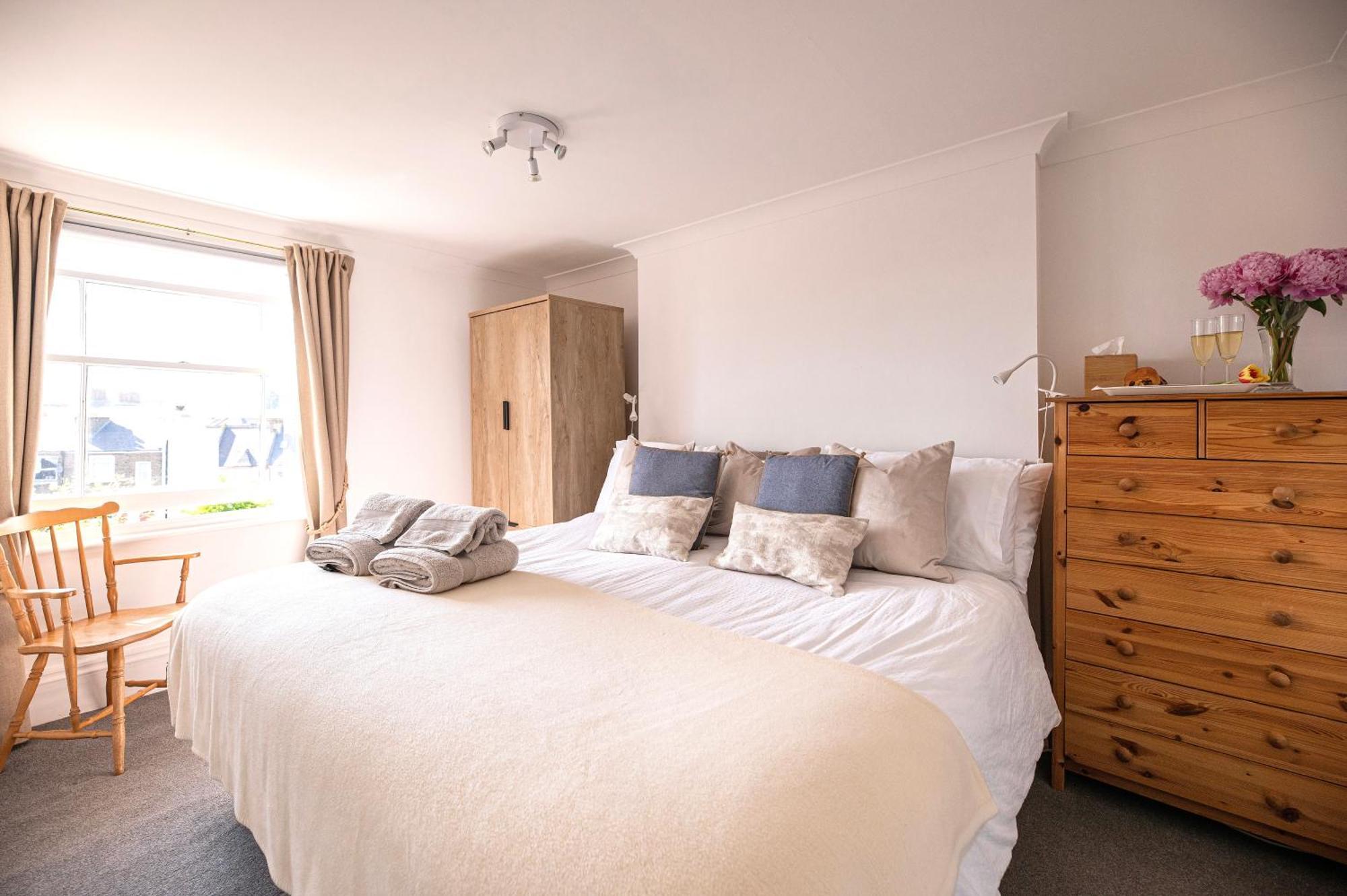 Central, Seaview Apartment, 3 Beds, 2 Baths, Kid & Dog Friendly At The Lookout Apartment