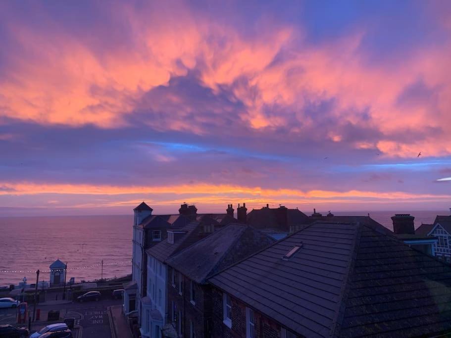 Central, Seaview Apartment, 3 Beds, 2 Baths, Kid & Dog Friendly At The Lookout Apartment Broadstairs