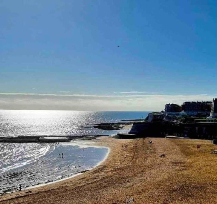 Central, Seaview Apartment, 3 Beds, 2 Baths, Kid & Dog Friendly At The Lookout Apartment